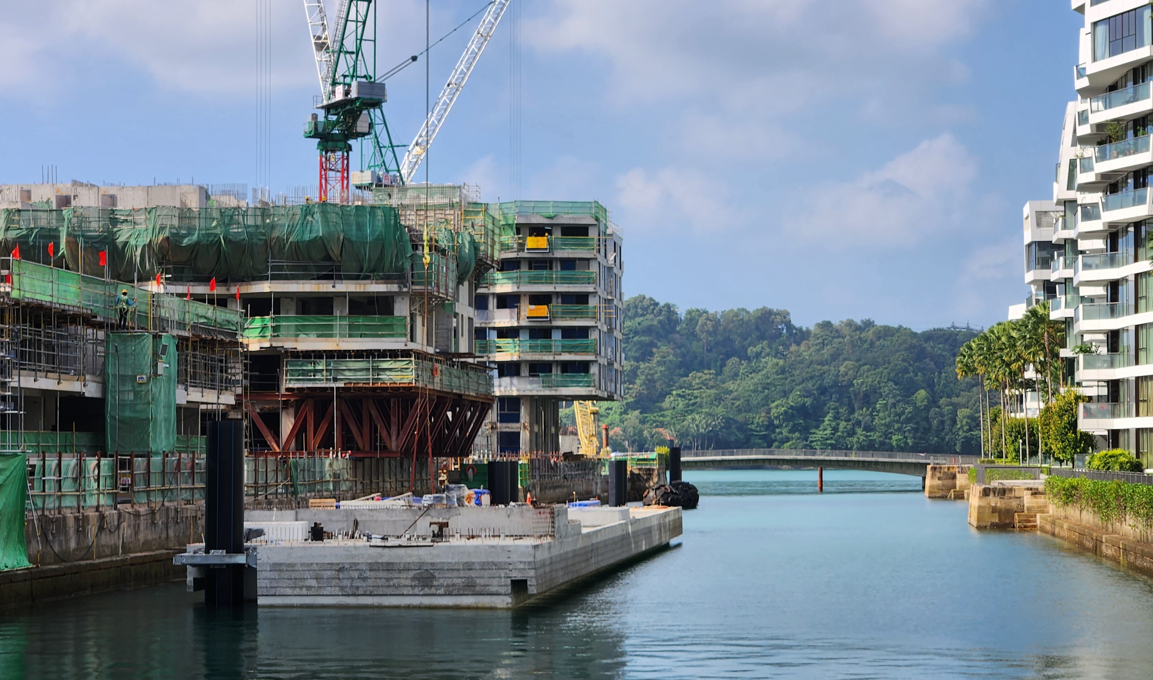 The first part of The Reefs 180m floating deck has arrived